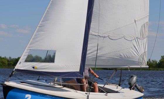 UFO offenen Segel Boot mit Außenborder mieten